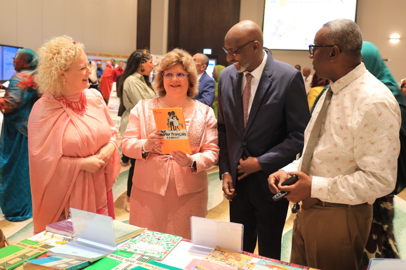 Beate-Dastel-Reprsentante-UNICEF-Rennie-Yotova-Ministre-de-léducation-visitent-le-Salon-des-manuels-scolaires-2